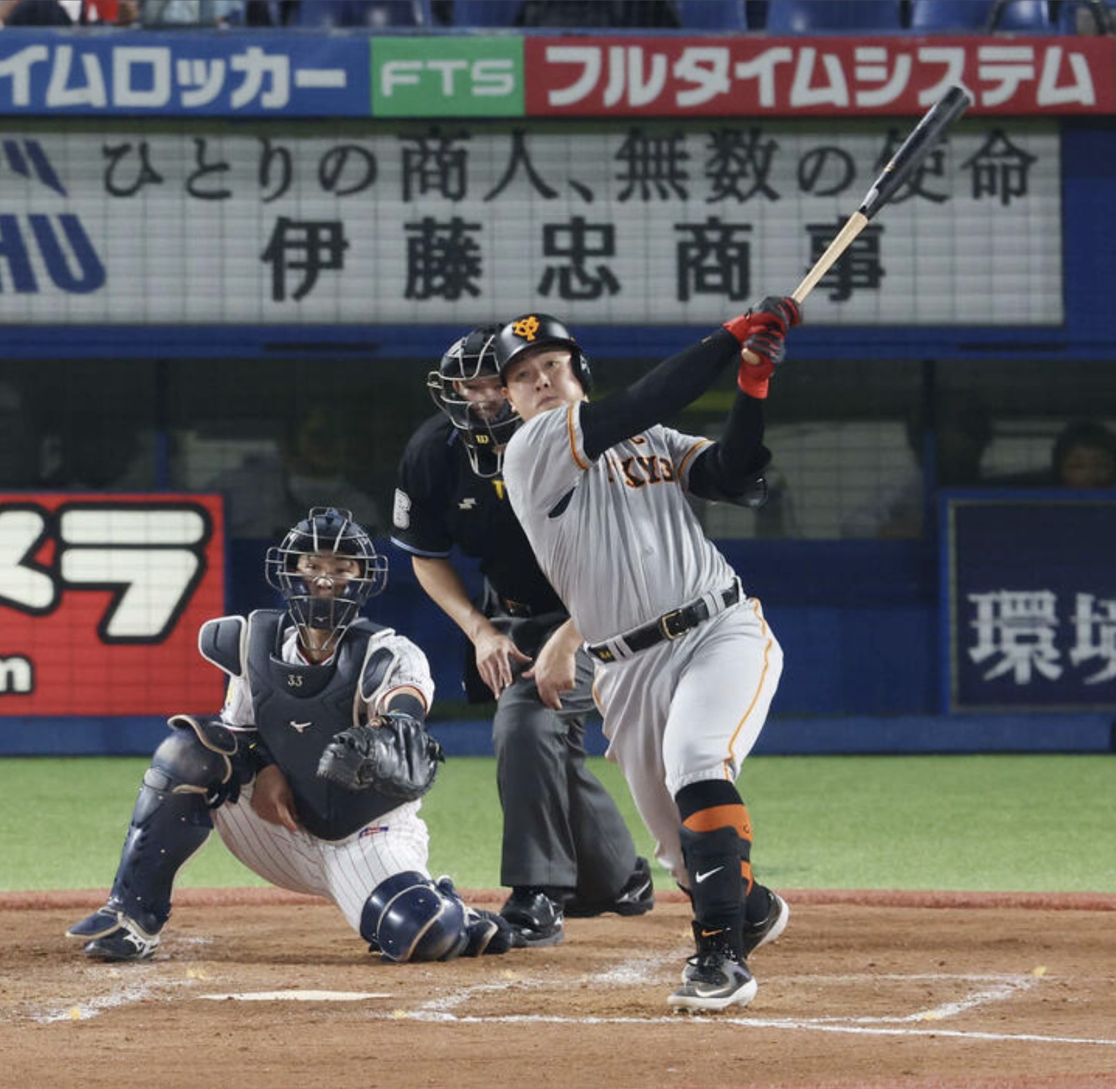 適時二塁打を放つ岡本和（2023年5月17日撮影）（Nikkan Sports News.）